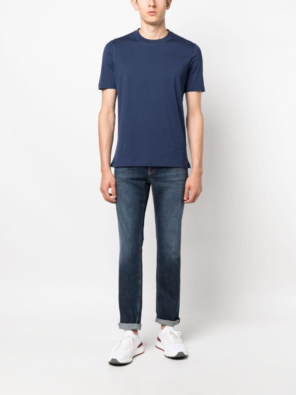 Jeans blu a vita media con logo inciso 