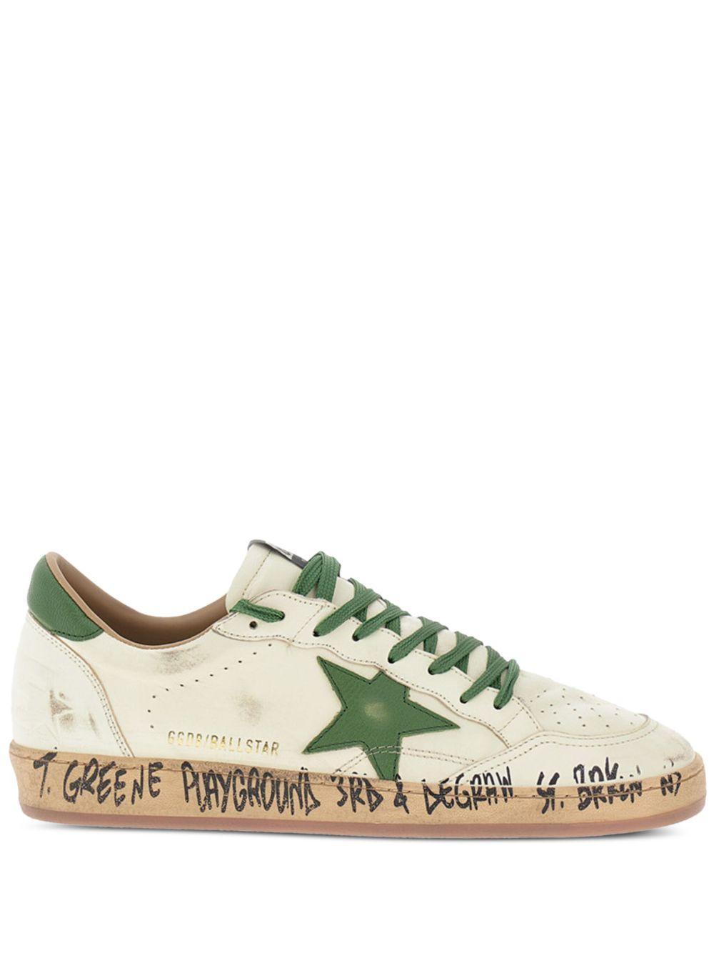 Sneakers bianche opache con applicazione stella verde 