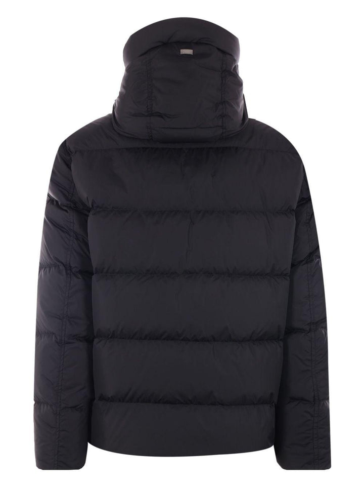 Piumino nero a collo alto con tasche multiple 