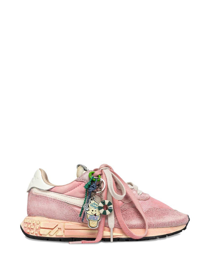 Sneakers con charm 