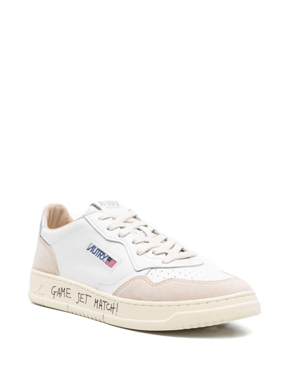 Sneakers bianche opache Medalist con inserto in pelle scamosciata 