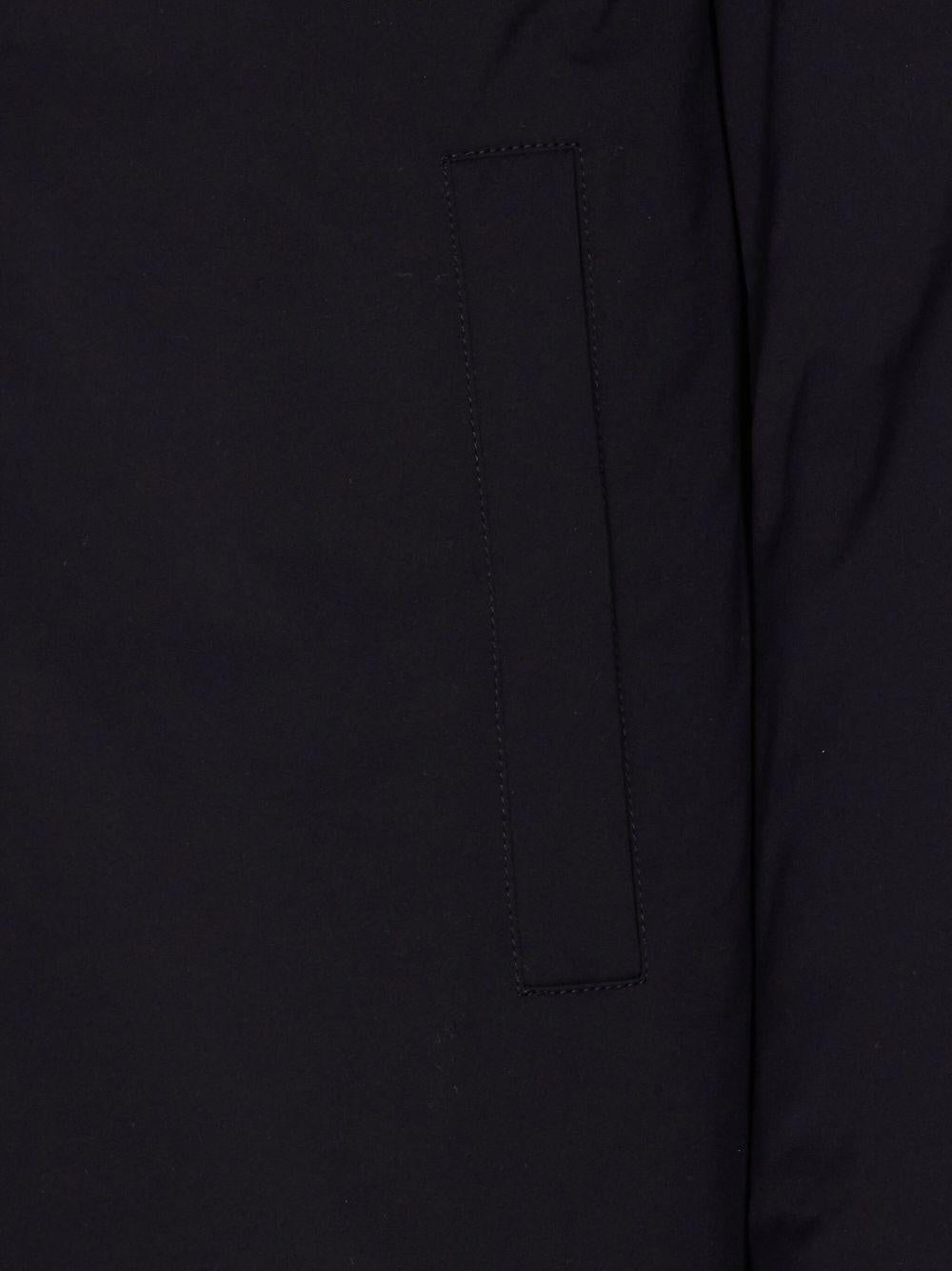 Parka nero con cappuccio e fodera in pelliccia sintetica 