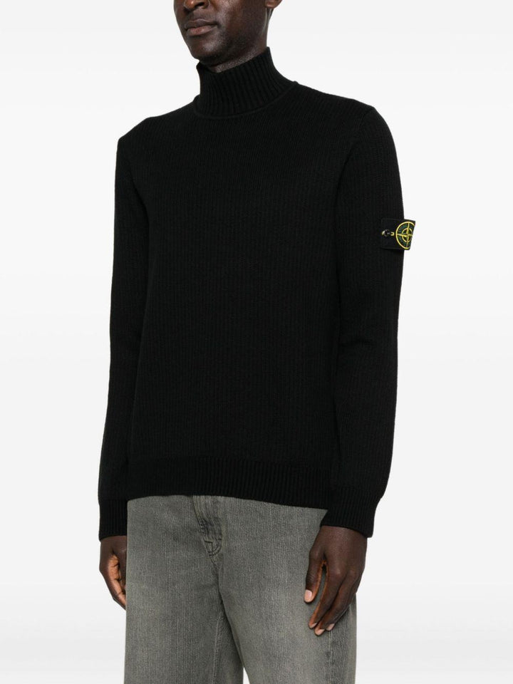 Maglione nero a coste con collo alto 