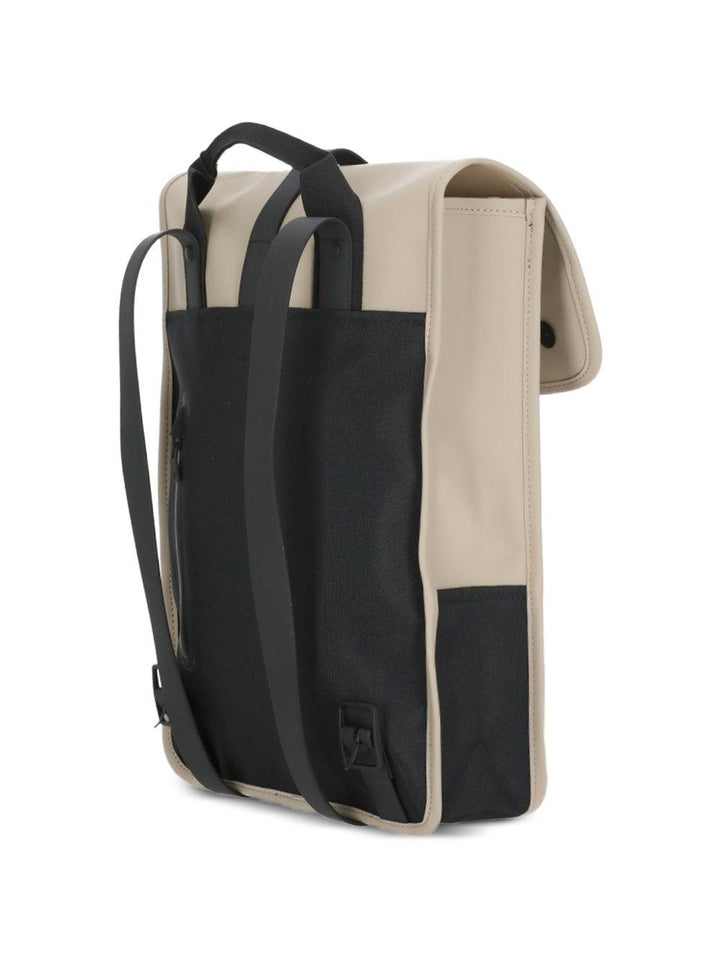 Zaino beige waterproof con chiusura a battente e moschettone 
