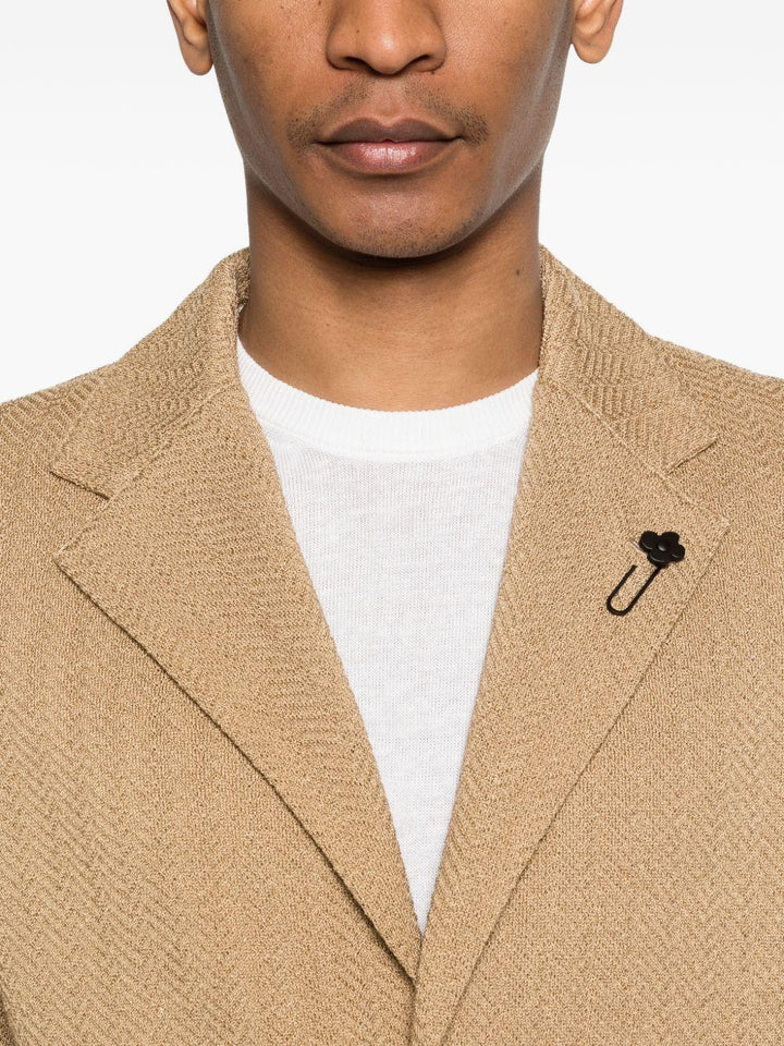 Blazer senape con spilla fiore 