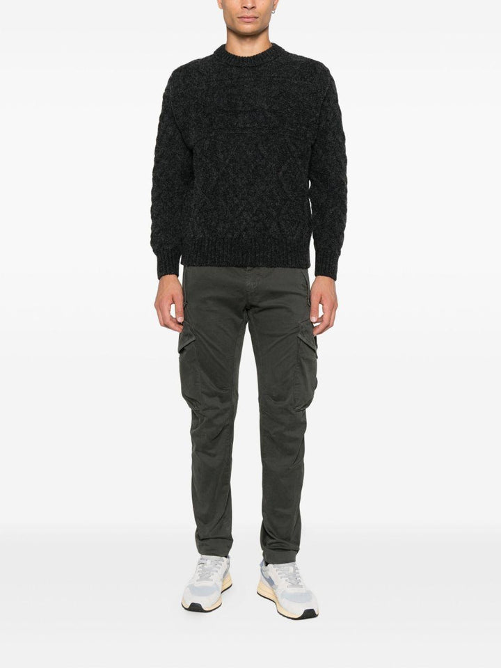 Maglione nero con ricamo 