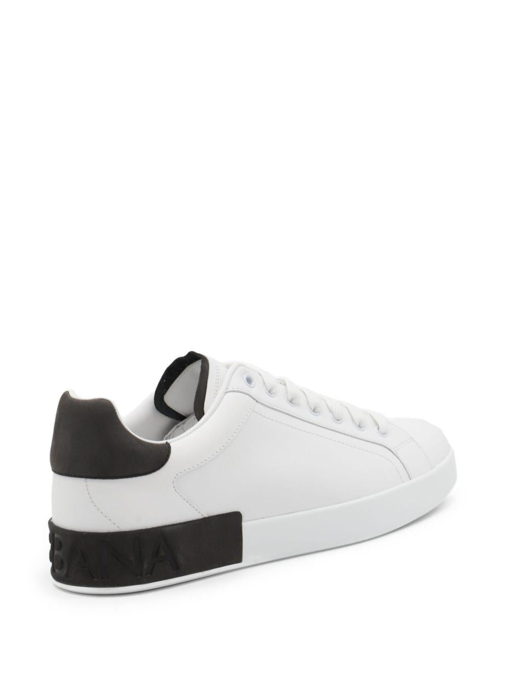 Sneakers bianche con inserti in pelle e dettagli a contrasto 