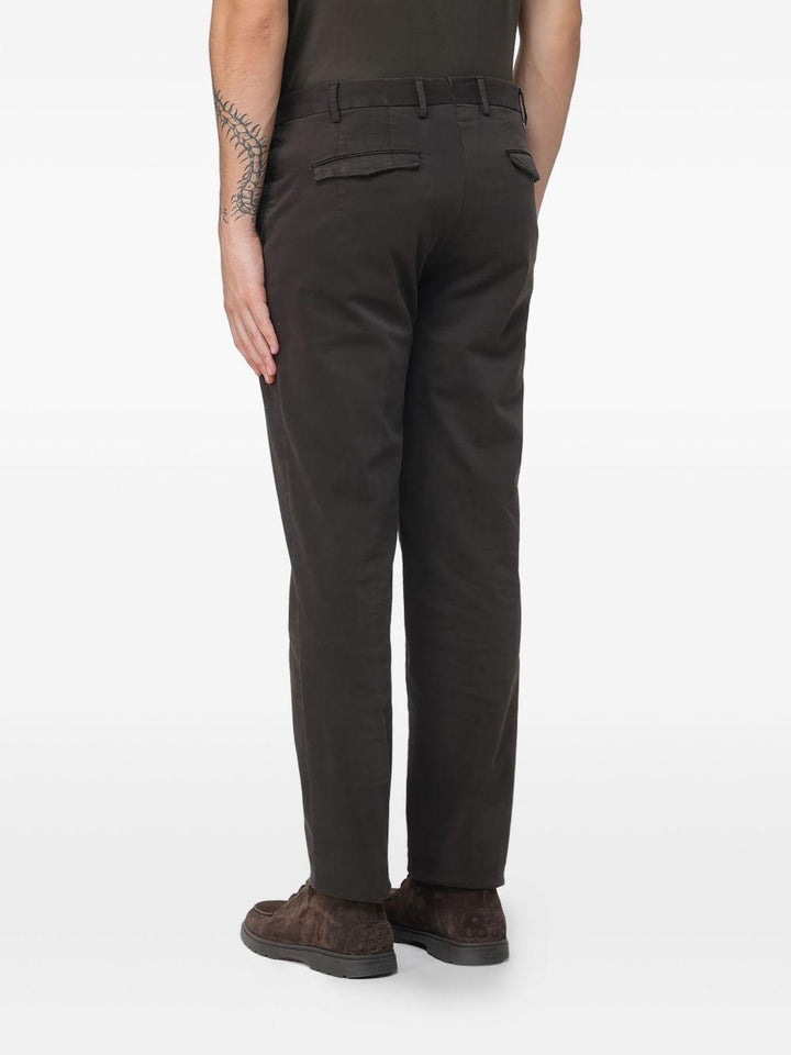 Pantaloni marrone con pieghe 