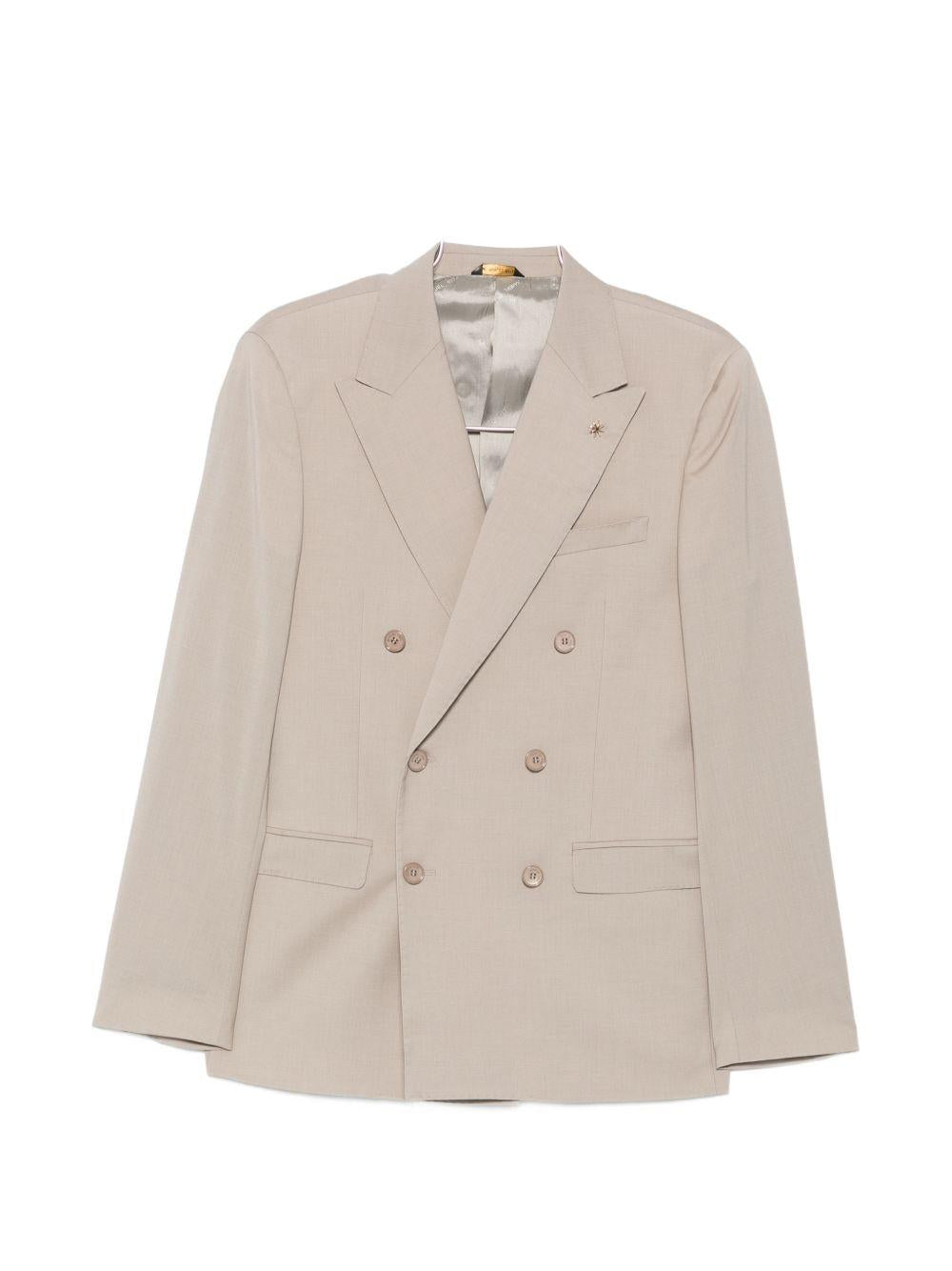 Abito beige doppiopetto con spilla sul revers 