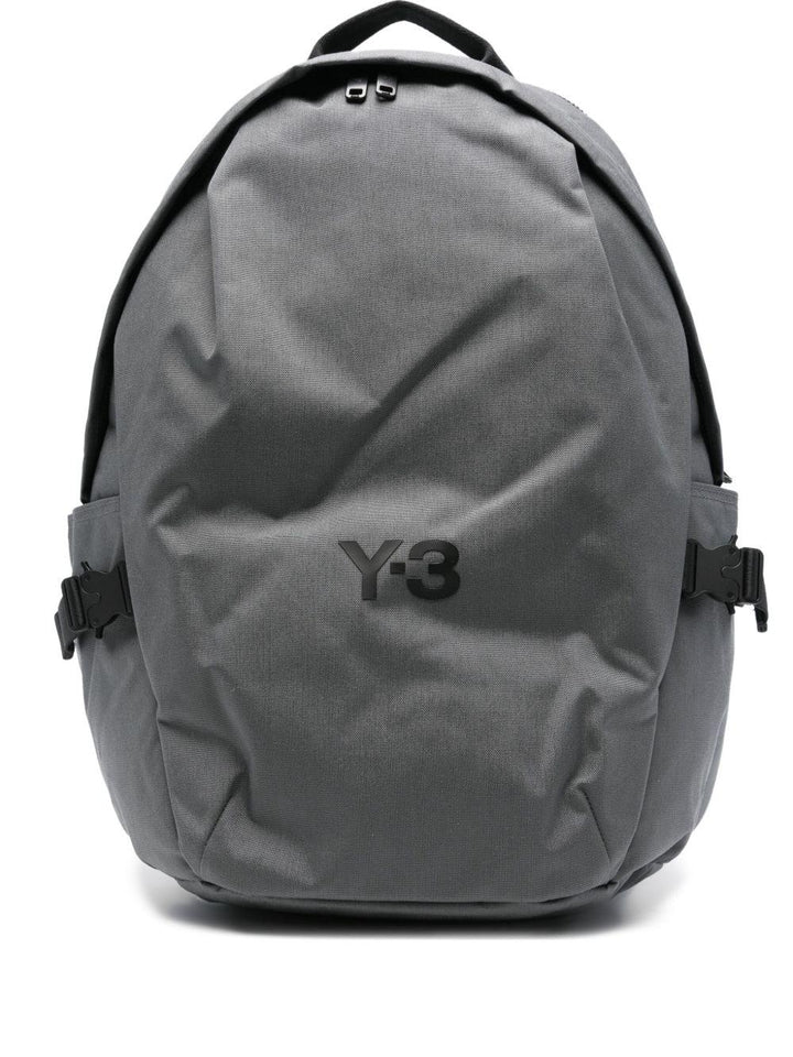 Zaino grigio con placca logo 