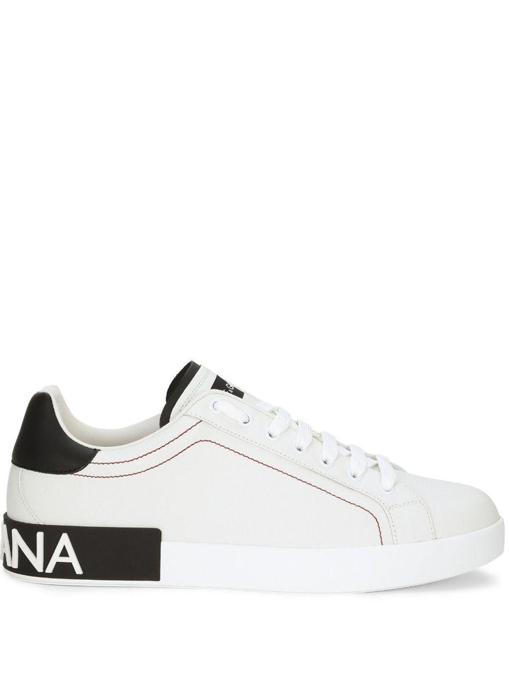 Sneakers bianche in pelle con patch logo 