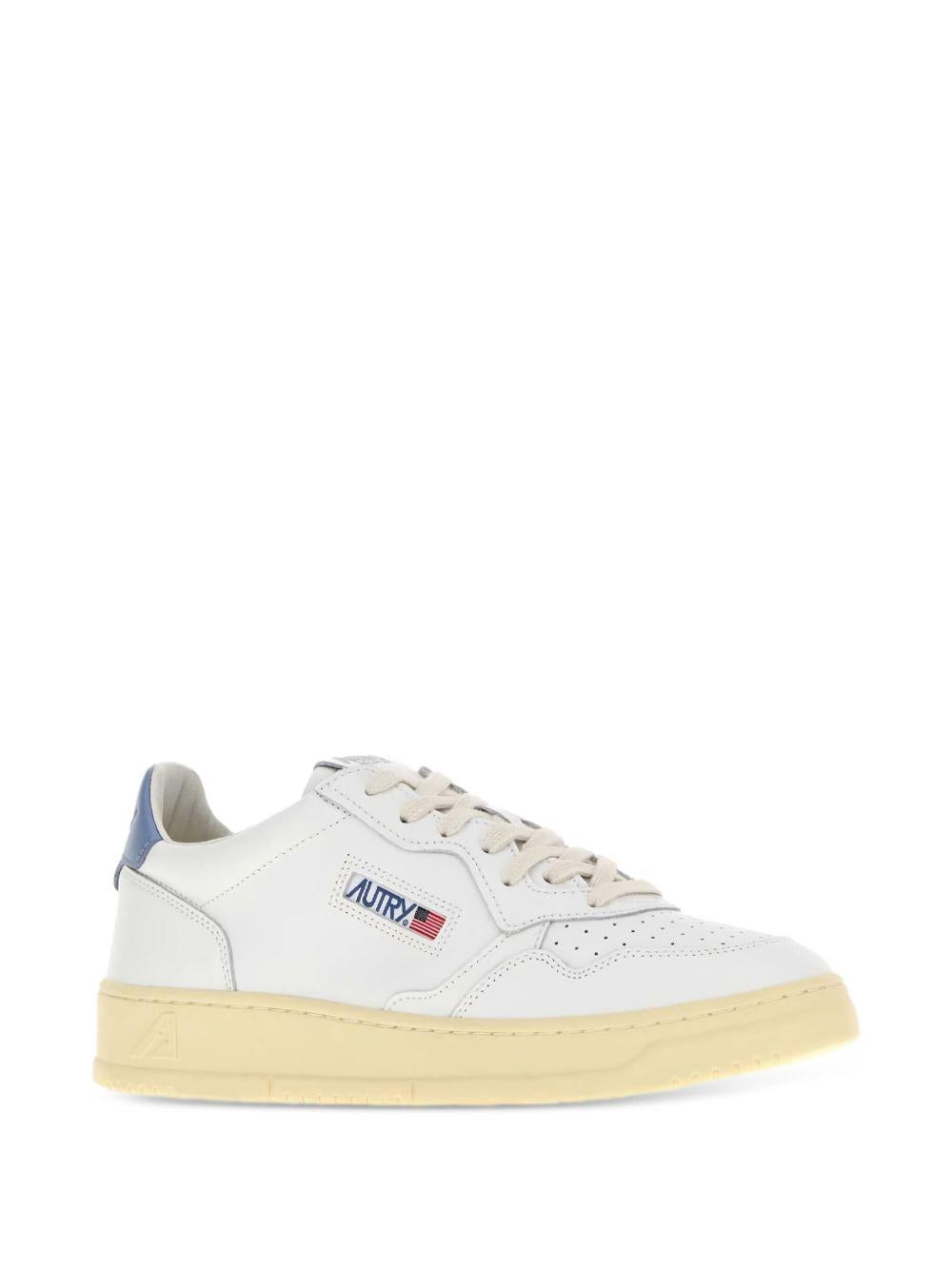 Sneakers bianche in pelle con tallone blu 