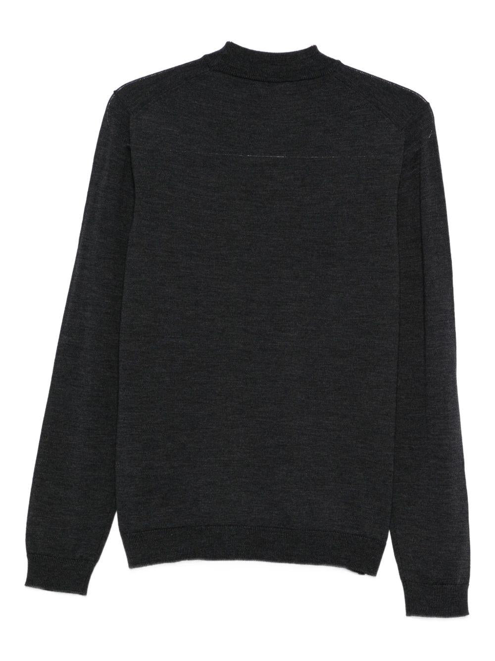 Maglione grigio a collo alto 