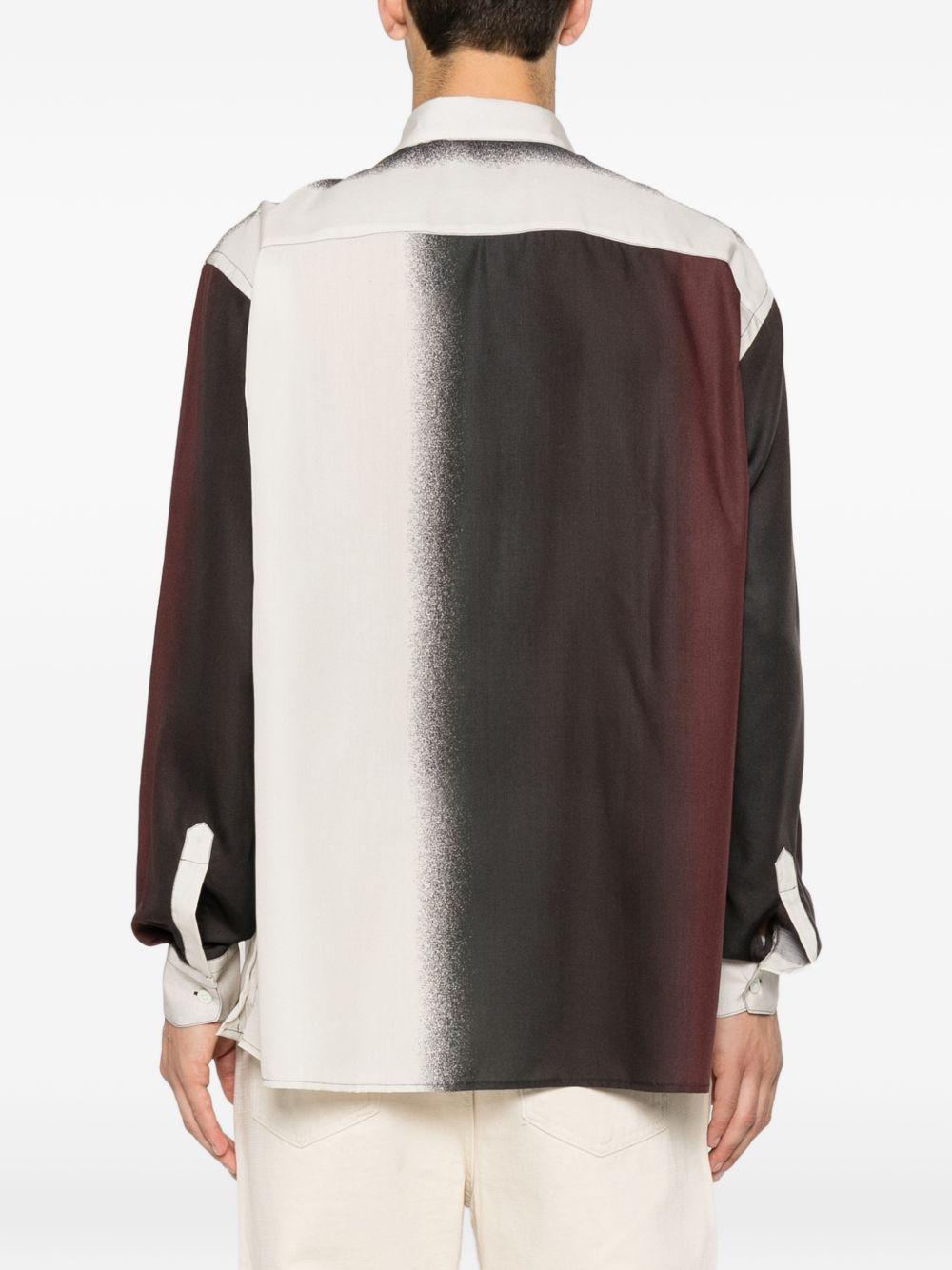 Camicia nera con stampa sfumata 