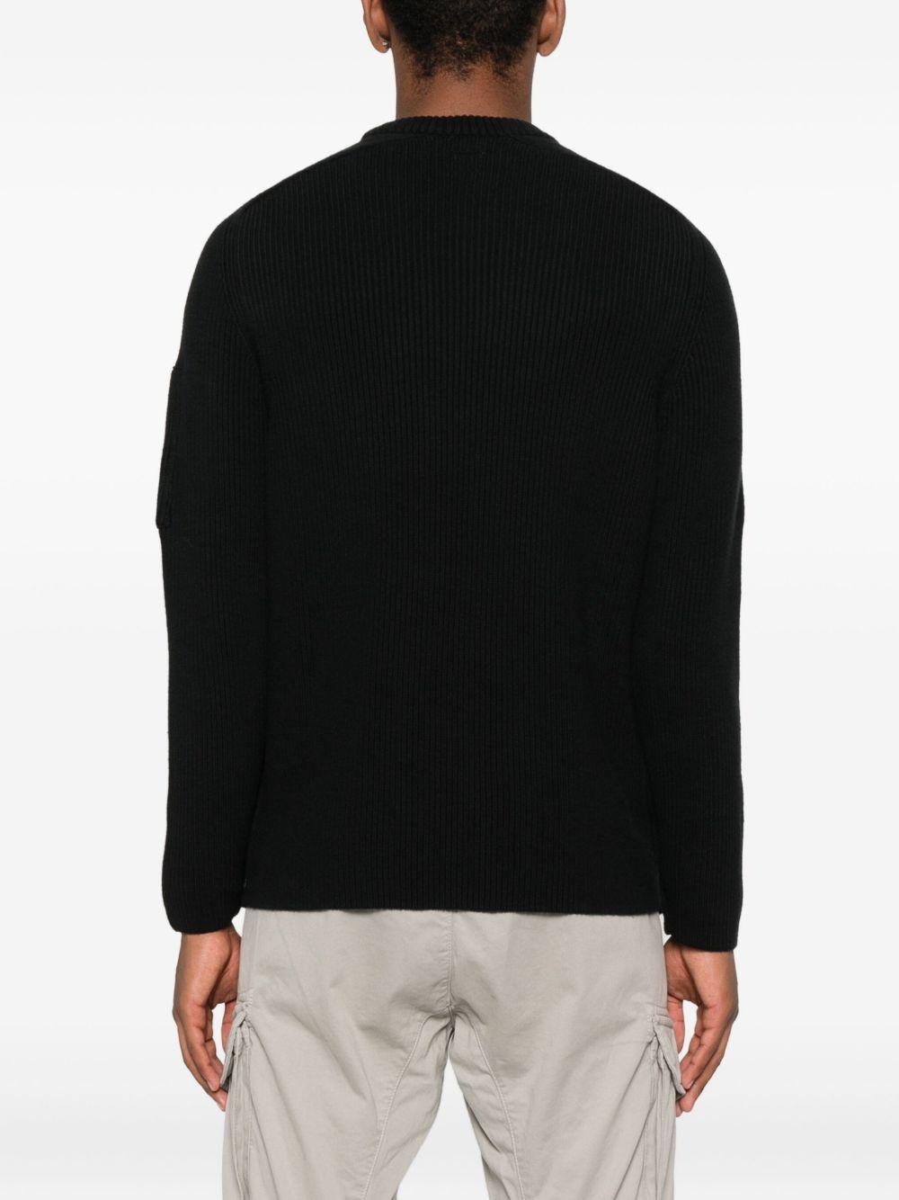 Maglione nero a coste con girocollo 