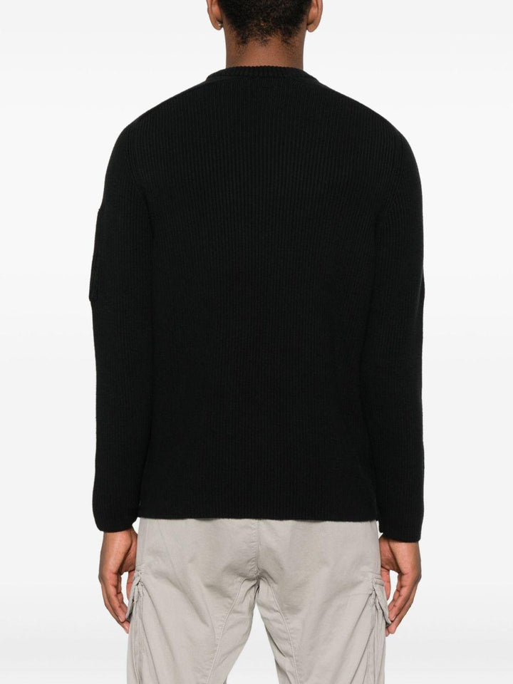 Maglione nero a coste con girocollo 