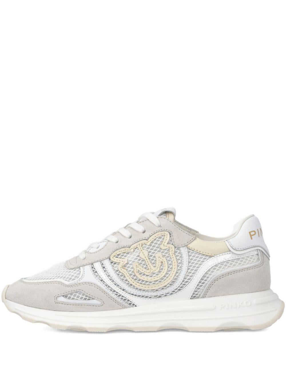 Sneakers con applicazione 