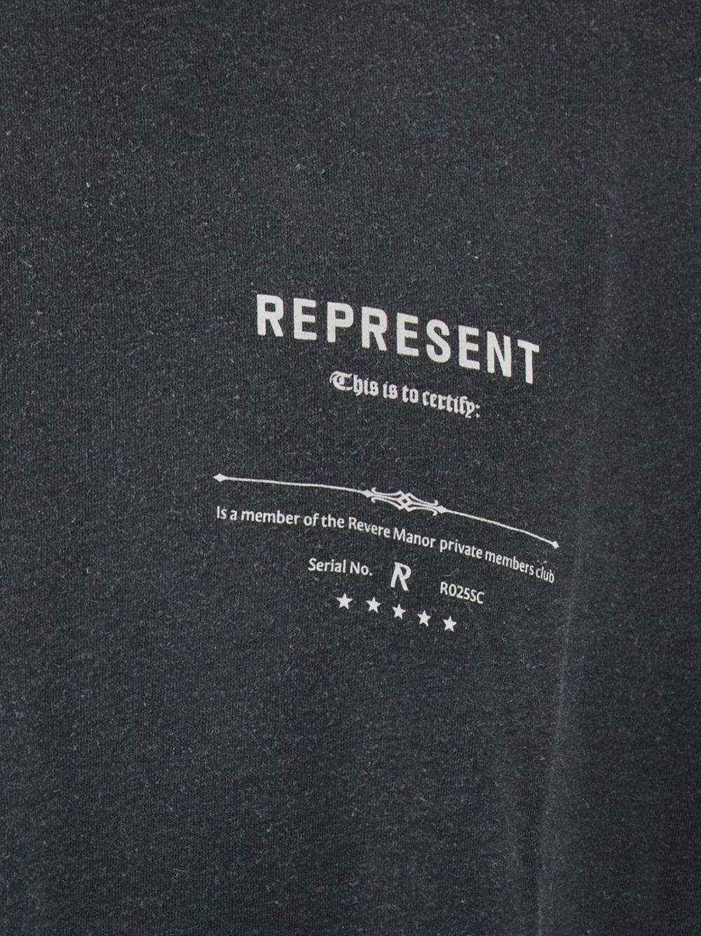 T-shirt nera con grafica