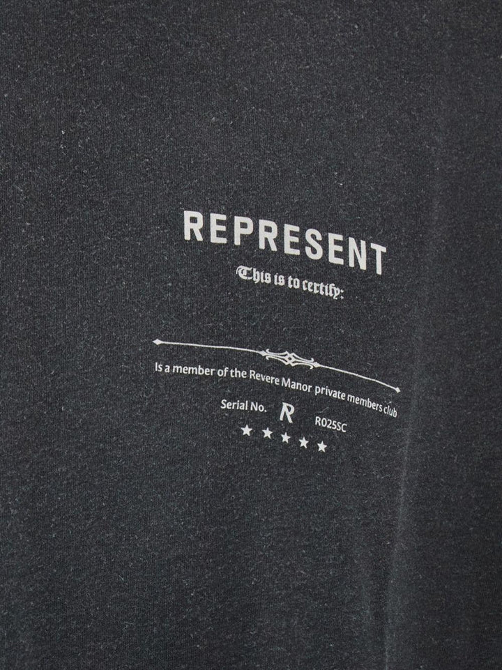 T-shirt nera con grafica