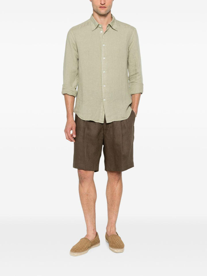 Shorts marroni con pieghe 