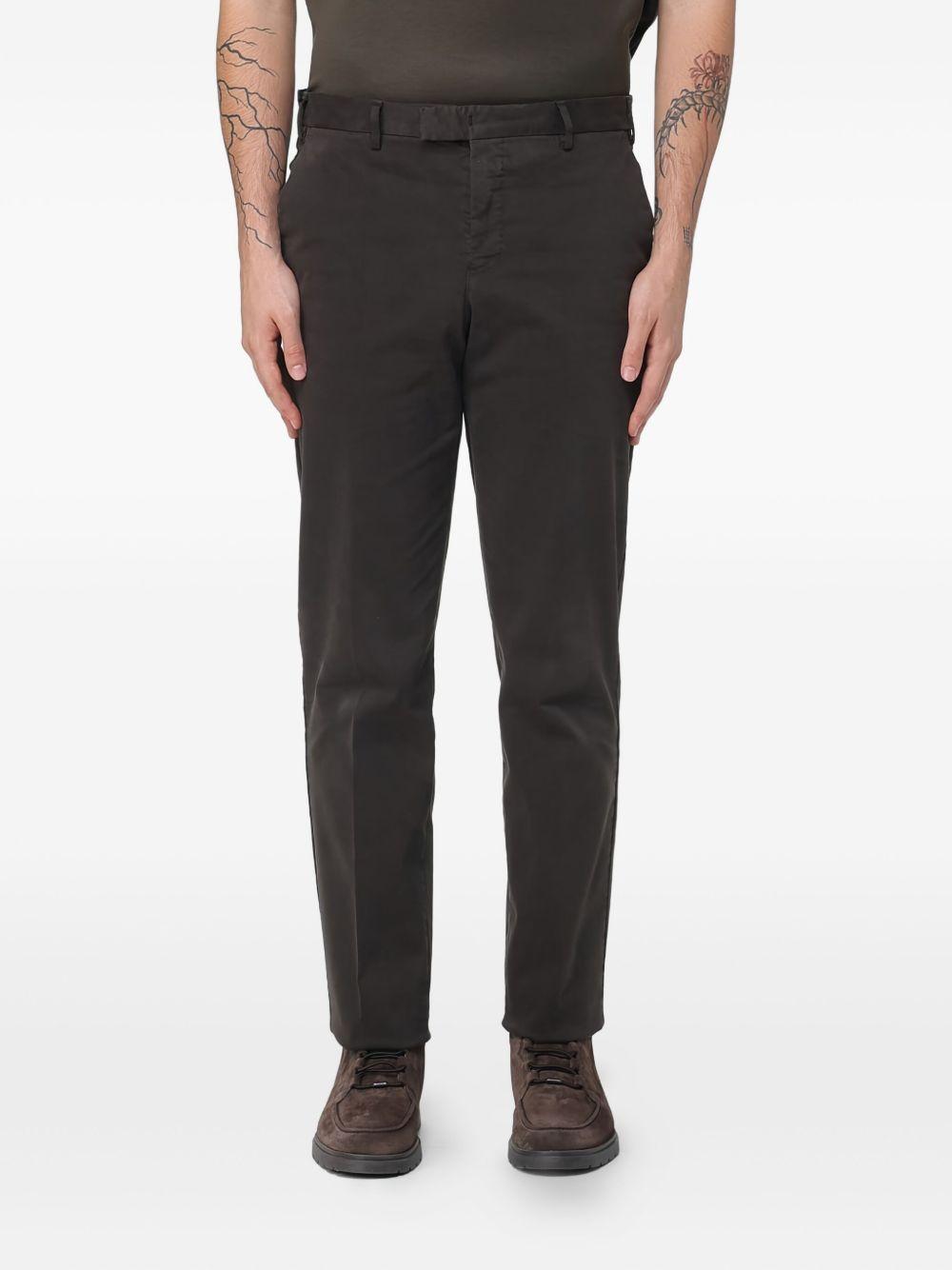 Pantaloni marrone con pieghe 