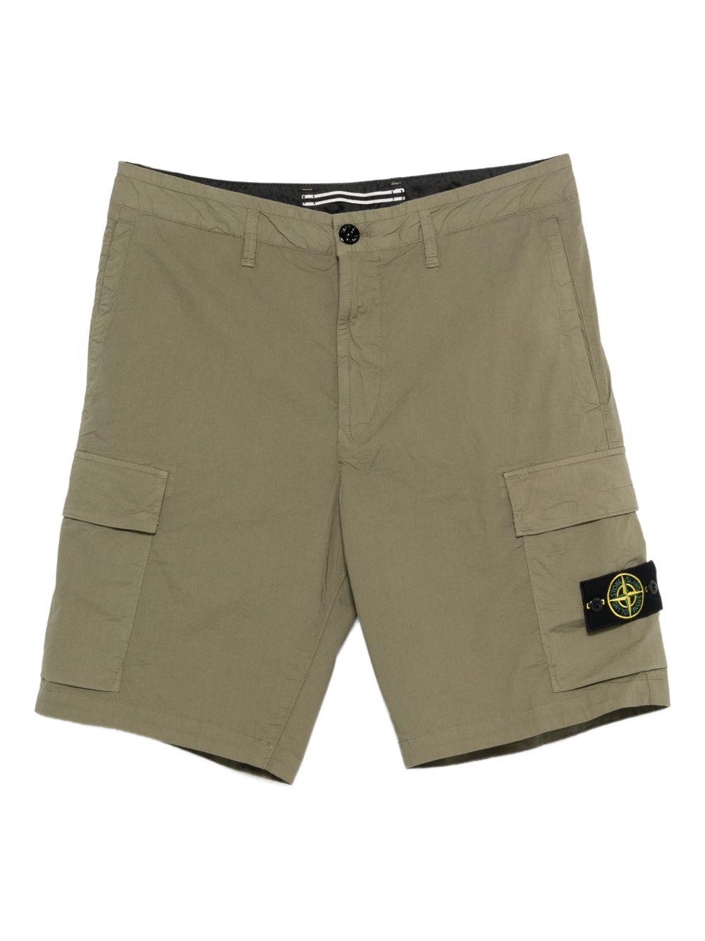 Cargo shorts verde militare con logo patch 