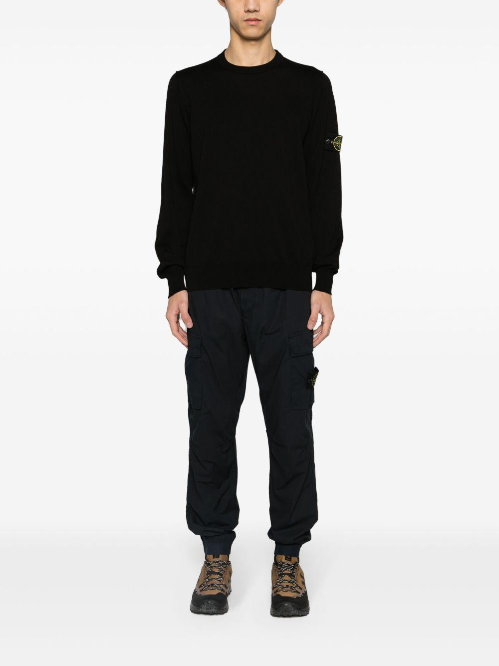 Maglione nero con applicazione 