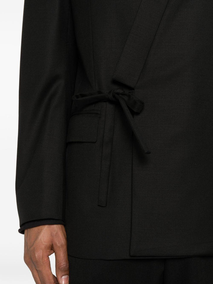 Blazer nero con chiusura a laccio 