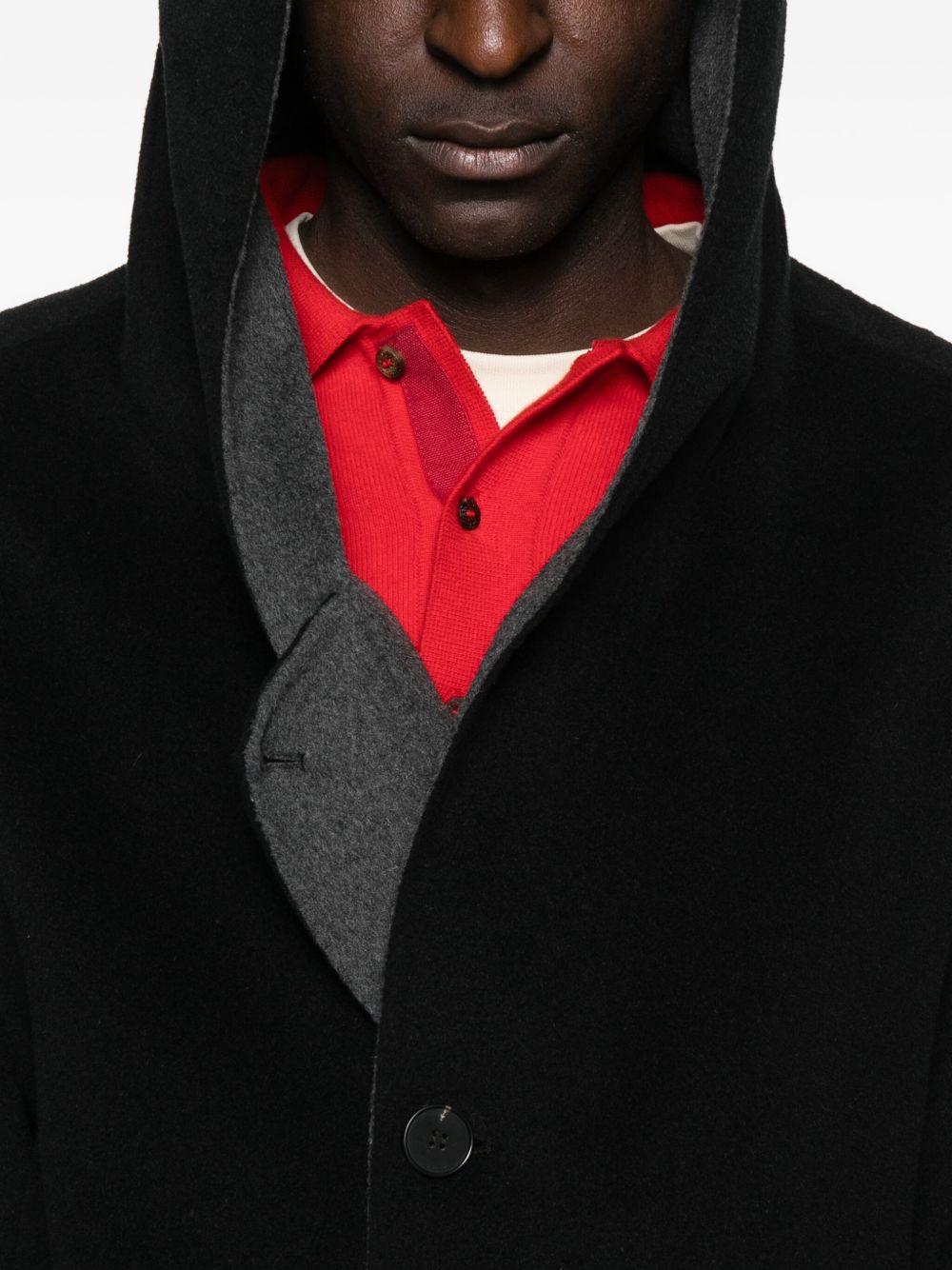 Cappotto monopetto nero con cappuccio 