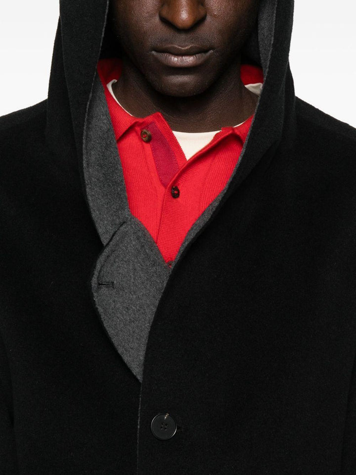 Cappotto monopetto nero con cappuccio 