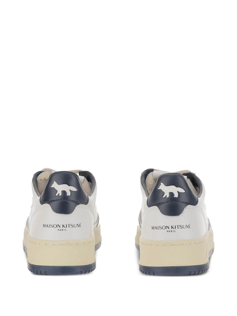Sneakers bianche in pelle con dettaglio blu 