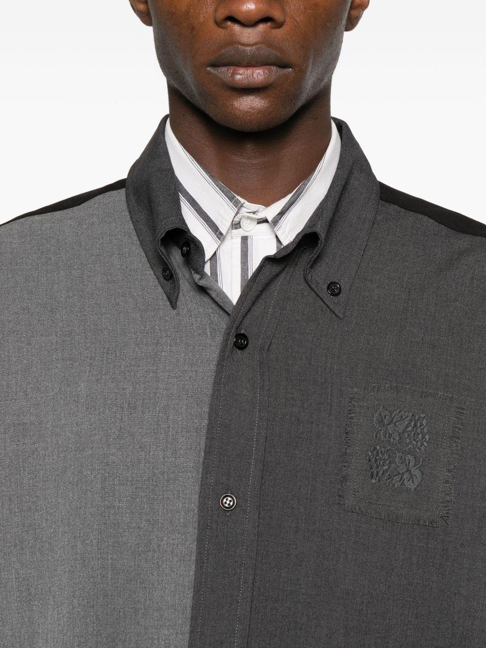 Camicia grigia con design patchwork 