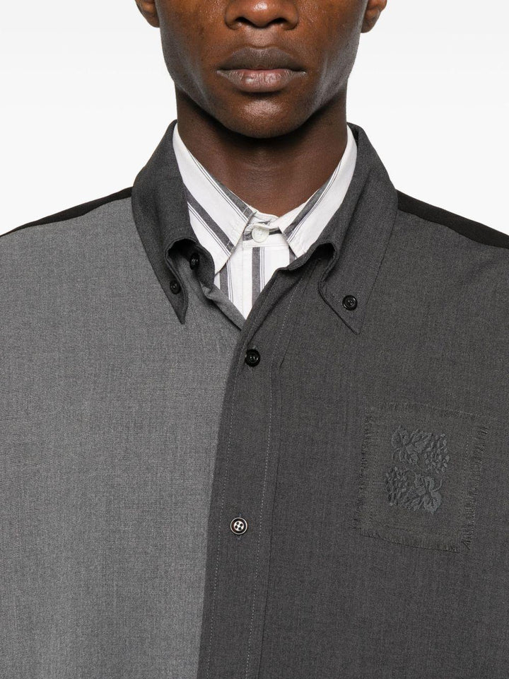 Camicia grigia con design patchwork 
