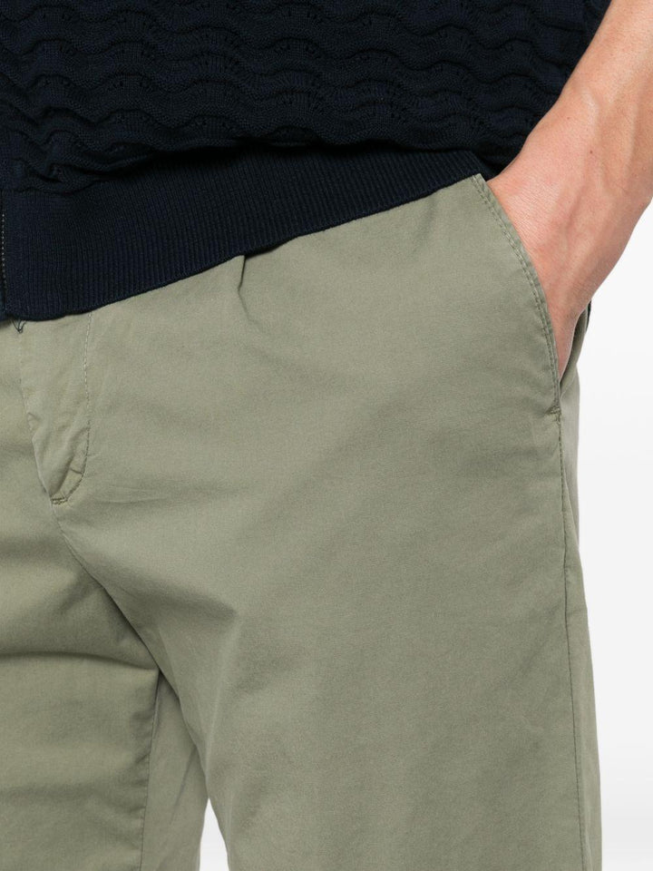 Shorts verde militare con risvolto 