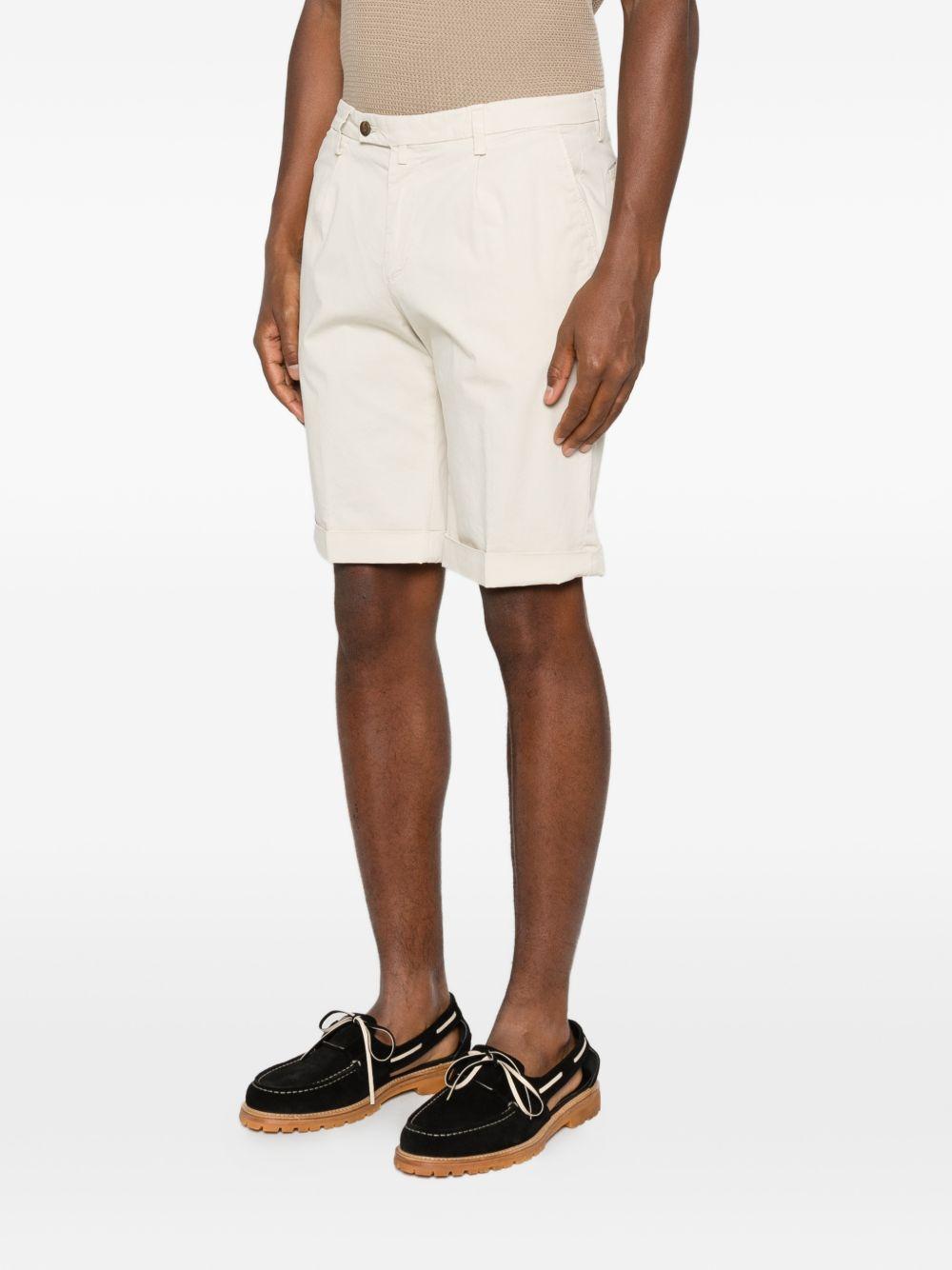 Shorts gesso con risvolto 