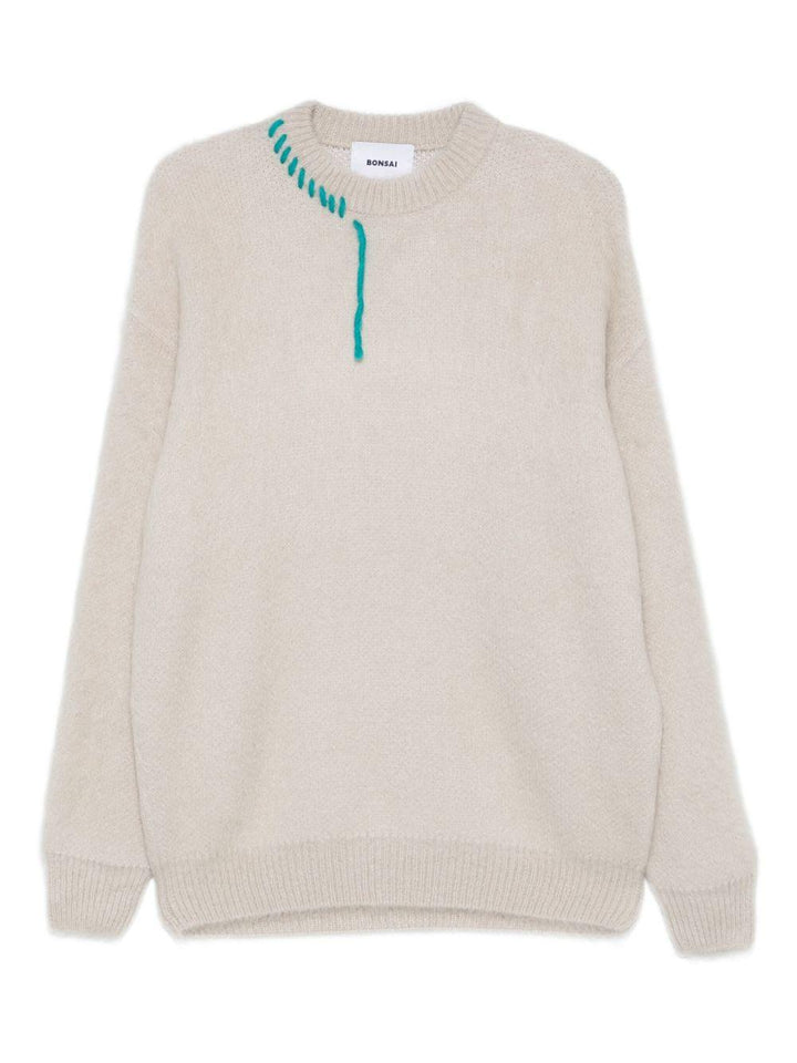 Maglione beige girocollo con ricamo 