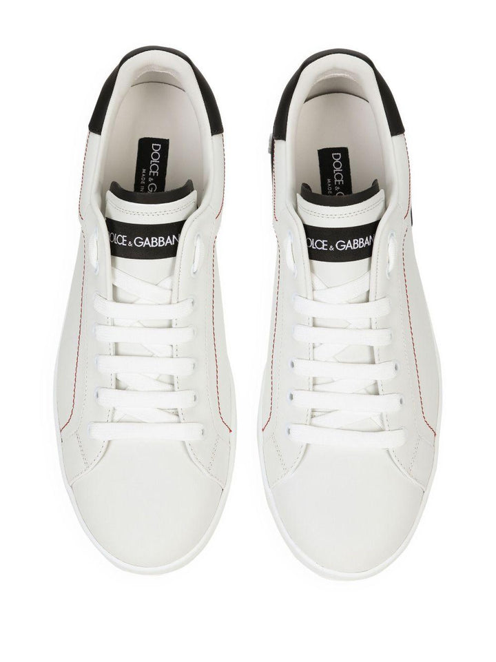 Sneakers bianche in pelle con patch logo 