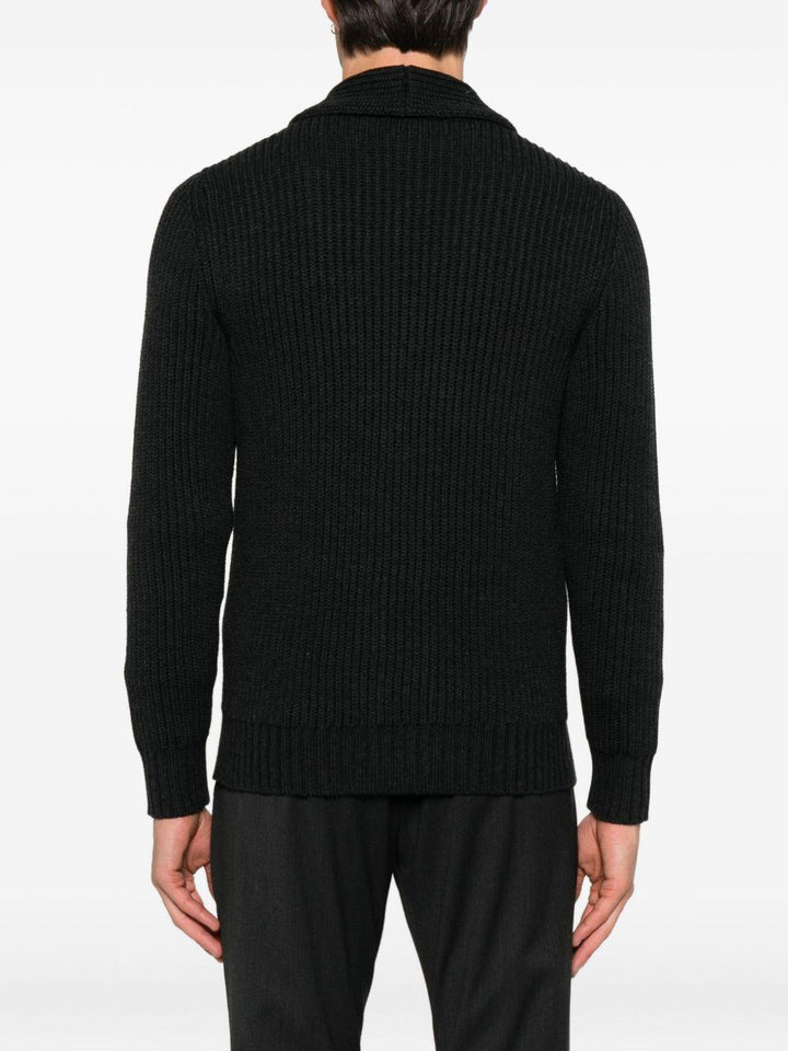 Cardigan nero con scollo a scialle e abbottonatura frontale 