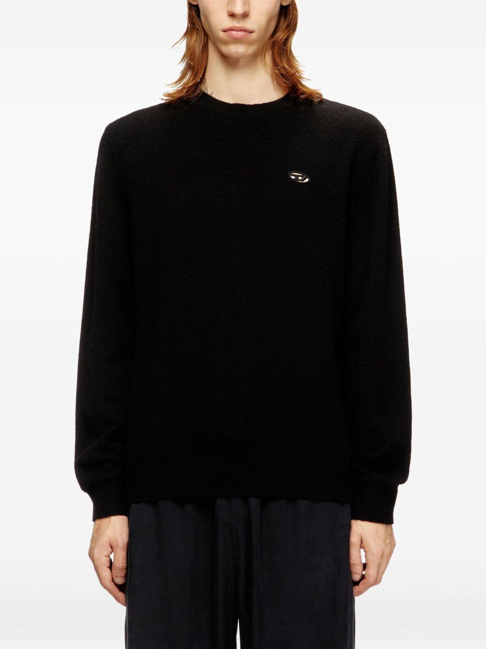 Maglione girocollo nero con ricamo 
