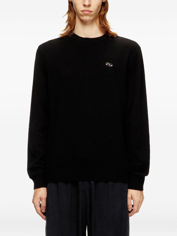 Maglione girocollo nero con ricamo 