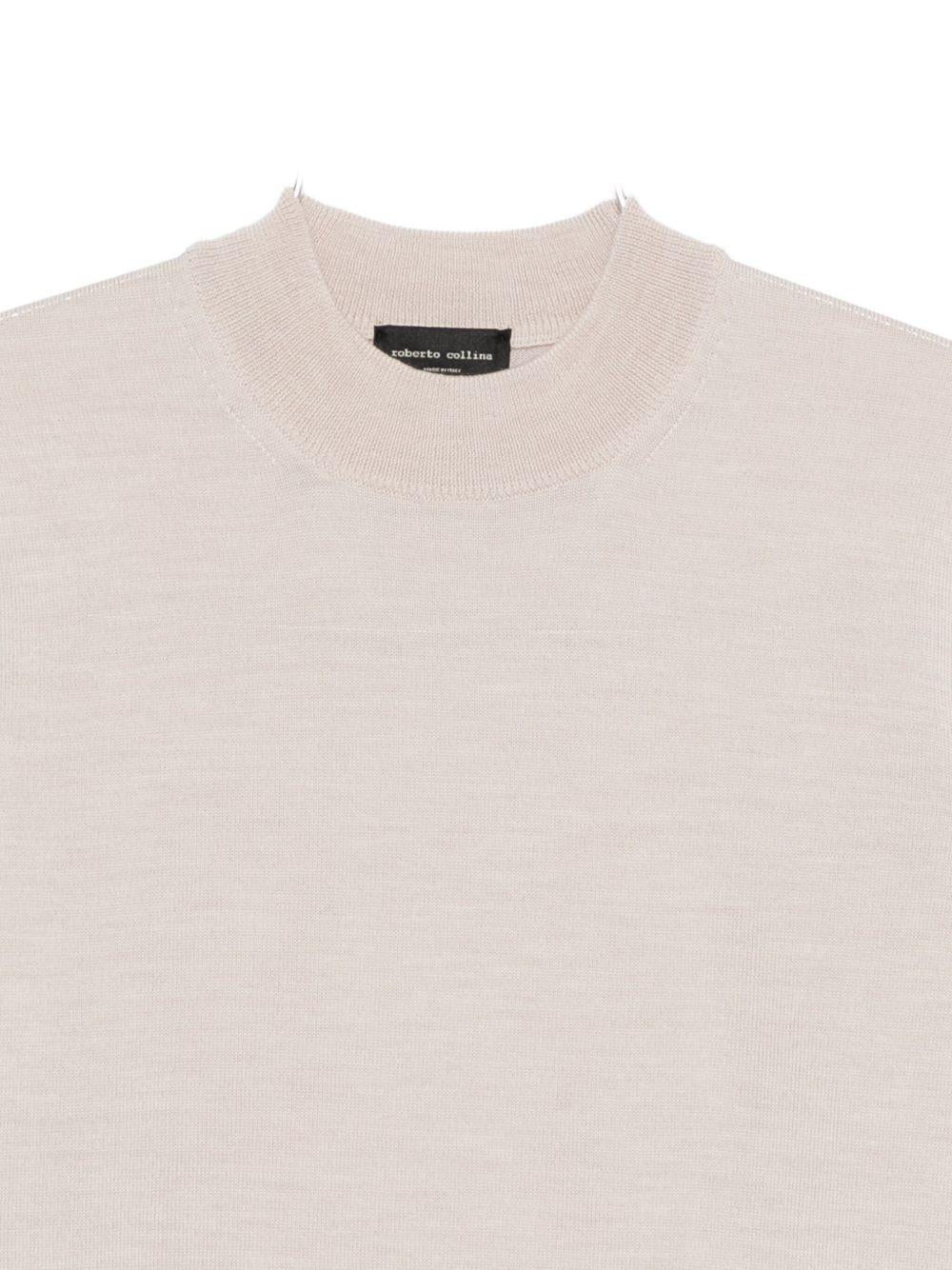 Maglione beige con collo a lupetto 