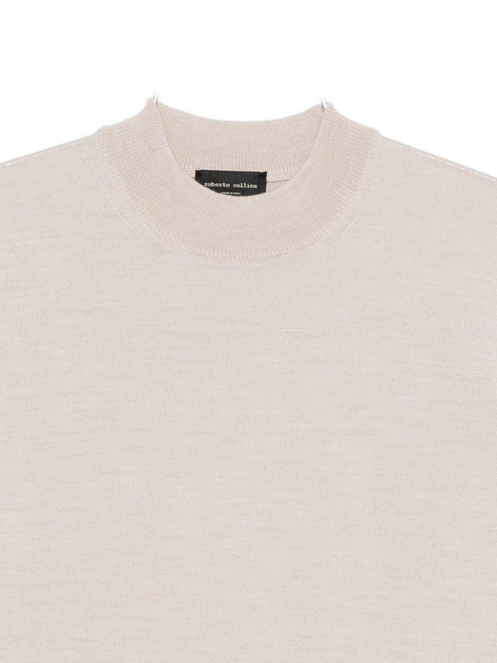 Maglione beige con collo a lupetto 