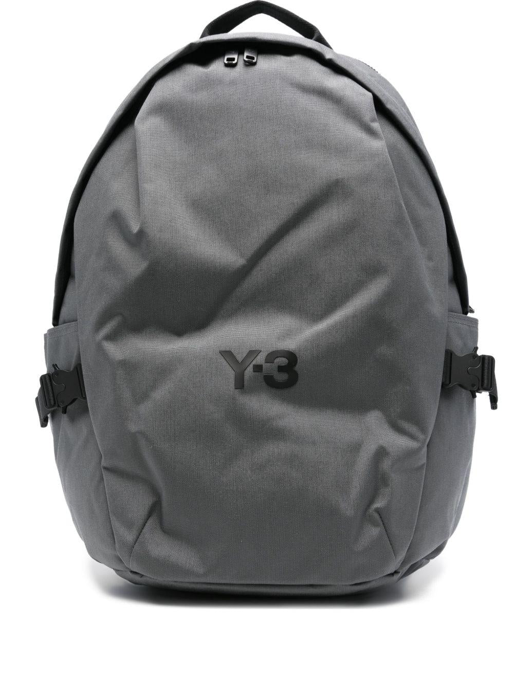 Zaino grigio con placca logo 