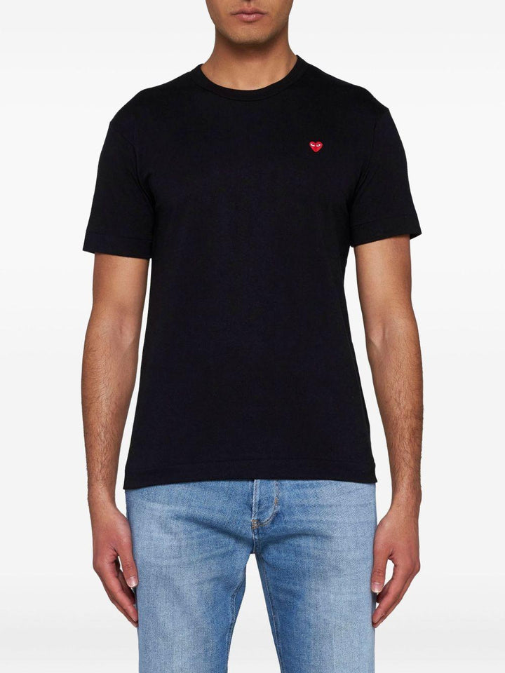 T-shirt nera e rossa con applicazione logo 