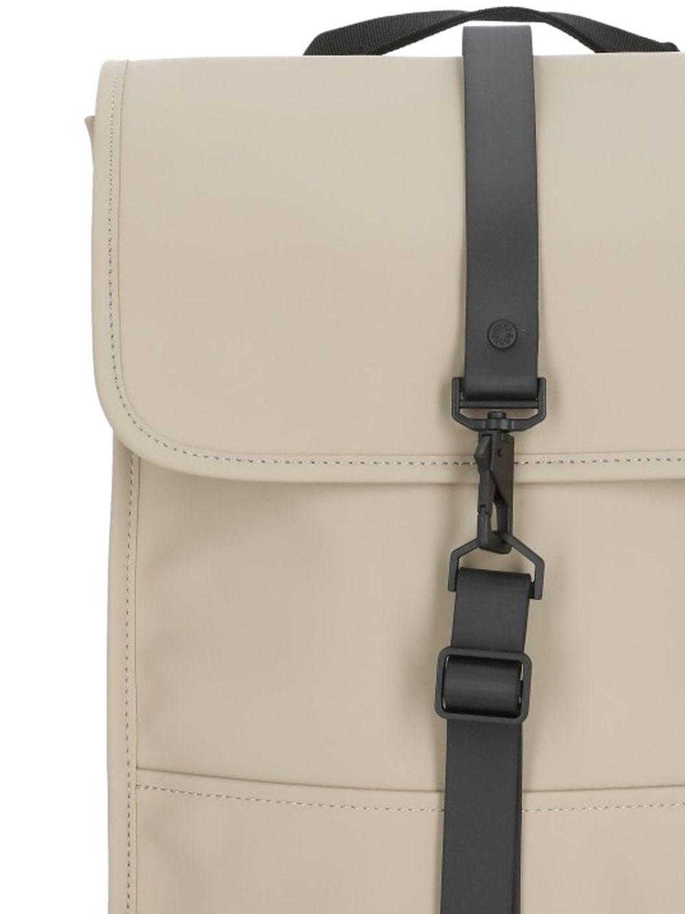 Zaino beige waterproof con chiusura a battente e moschettone 