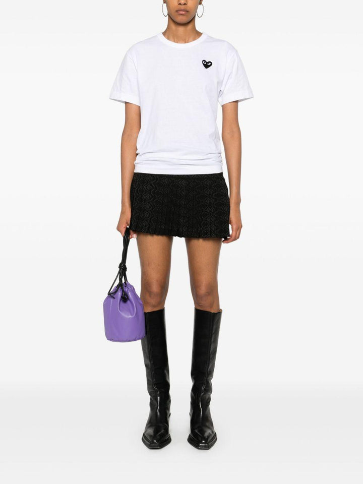 T-shirt bianca con applicazione cuore 