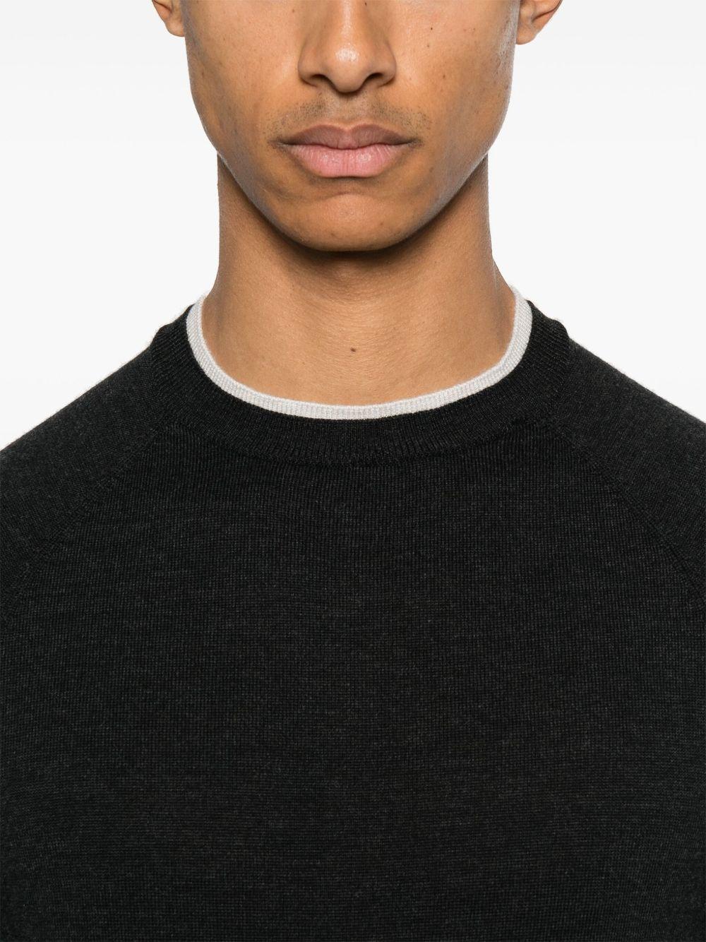 Maglione grigio scuro con finiture a contrasto 