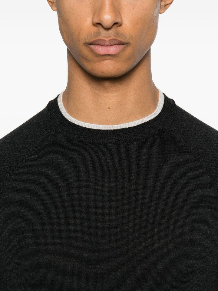 Maglione grigio scuro con finiture a contrasto 