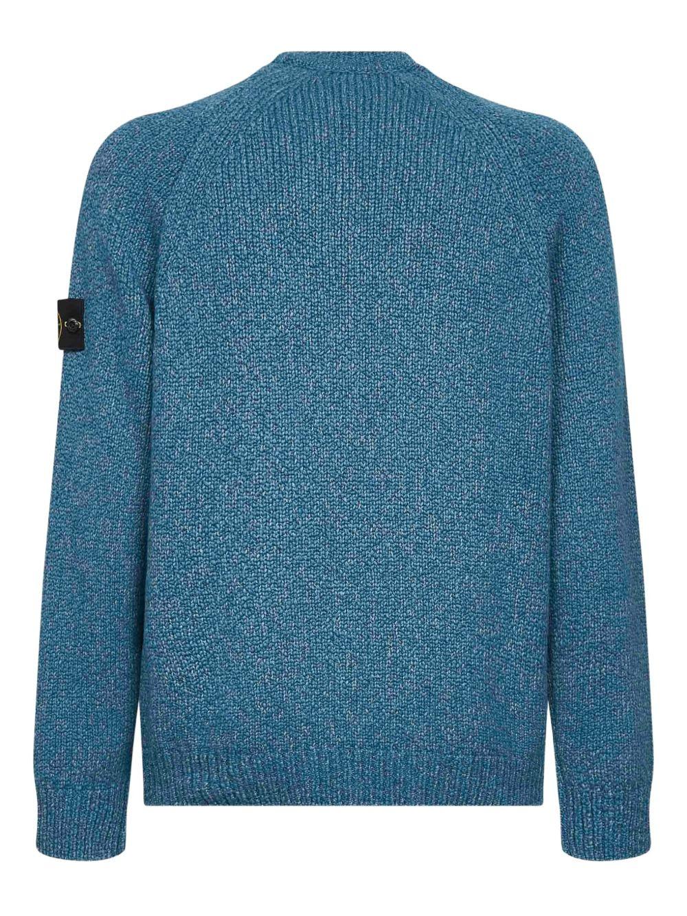 Maglione azzurro con cuciture raglan 