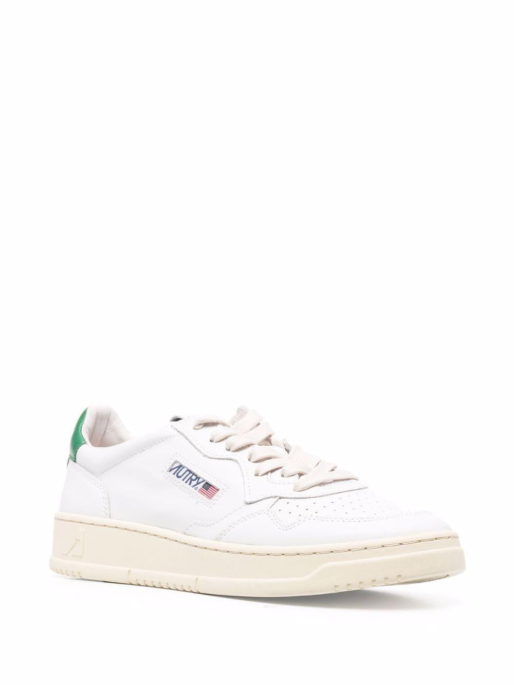 Sneakers bianche con logo 